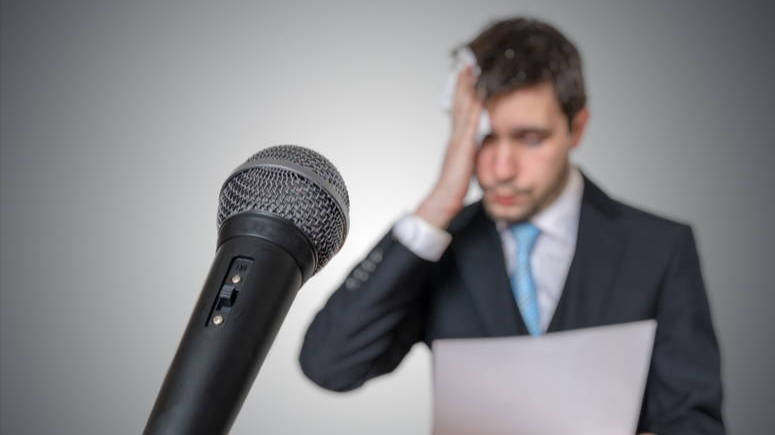 Hombre nervioso para hablar en público